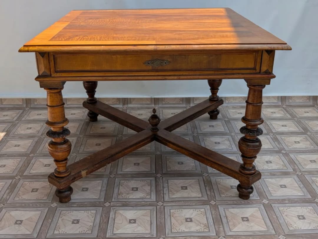 Stare stoły: antyki i metody na ich odnowienie na każdą kieszeń