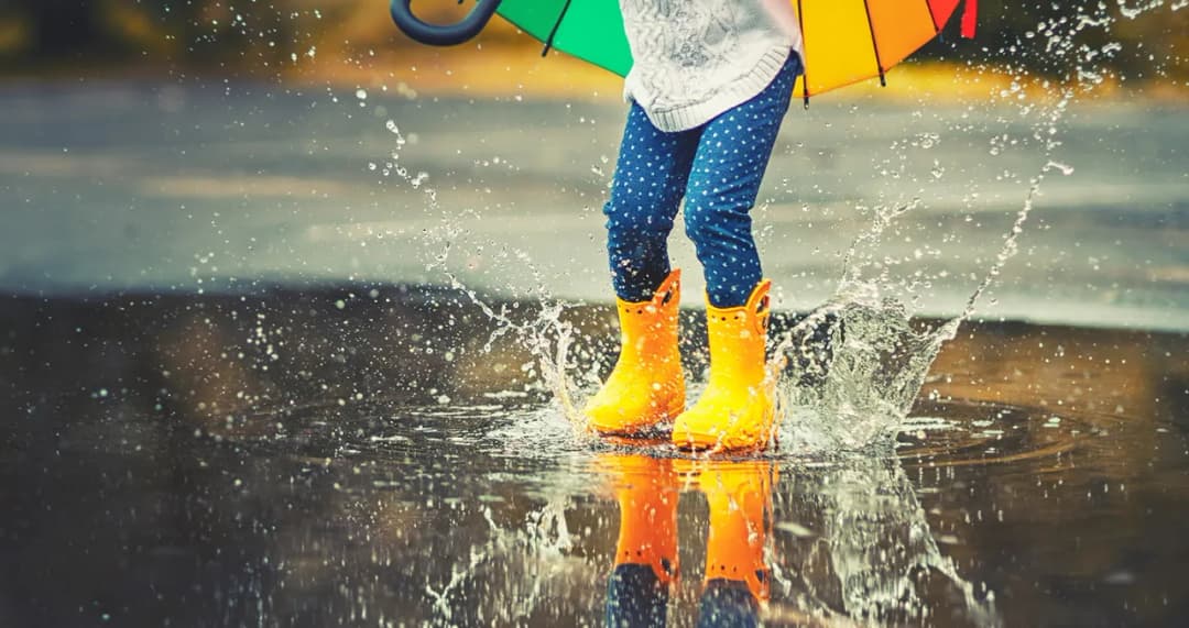 Co ubrać w deszczowy dzień, aby wyglądać modnie i czuć się komfortowo