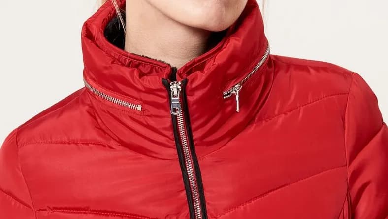 Czerwone kurtki są modne: najnowsze trendy i stylizacje na sezon