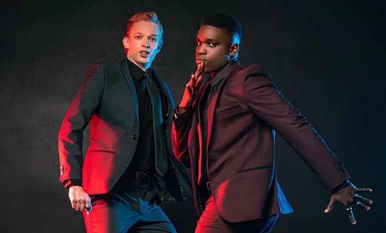 W co się ubrać na 18 brata? Inspiracje na wyjątkową imprezę urodzinową.