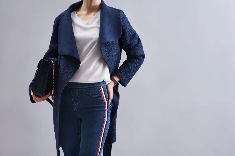 Co ubrać do granatowego płaszcza? 5 stylizacji, które pokochasz