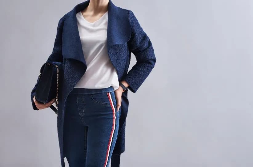 Co ubrać do granatowego płaszcza? 5 stylizacji, które pokochasz
