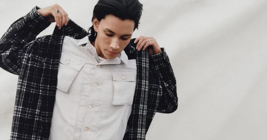 Modne koszule męskie: aktualne trendy i stylizacje 2023