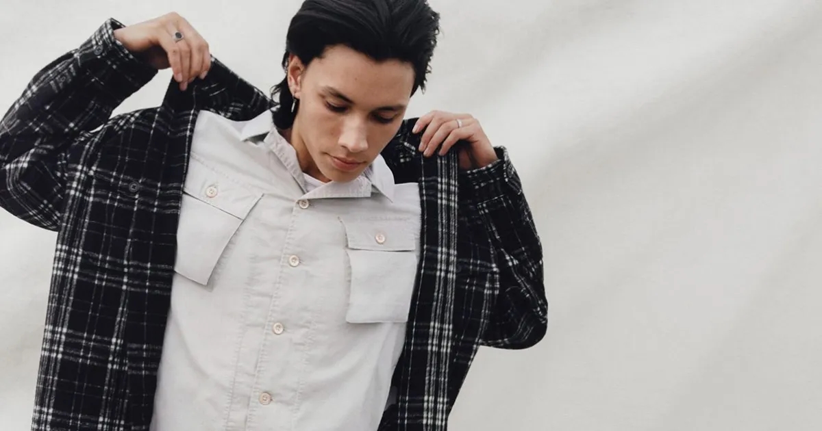 Modne koszule męskie: aktualne trendy i stylizacje 2023