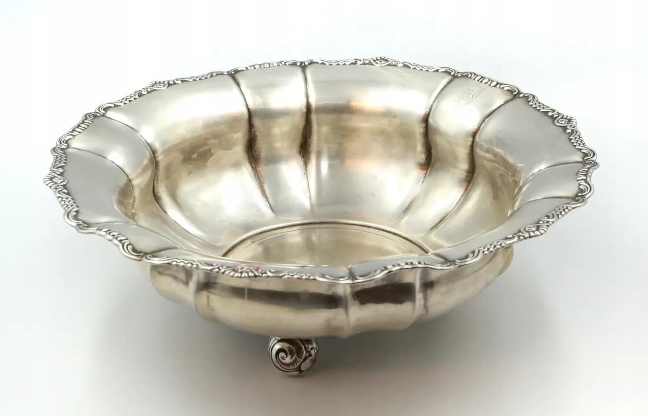 Srebrna patera: jak wycenić i nabyć unikalne antyczne przedmioty