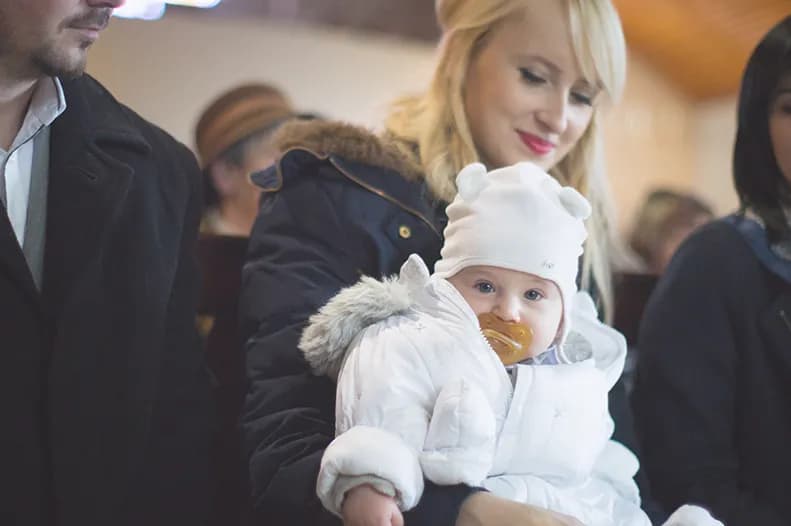 W co ubrać dziecko do chrztu: Kompletny poradnik dla rodziców