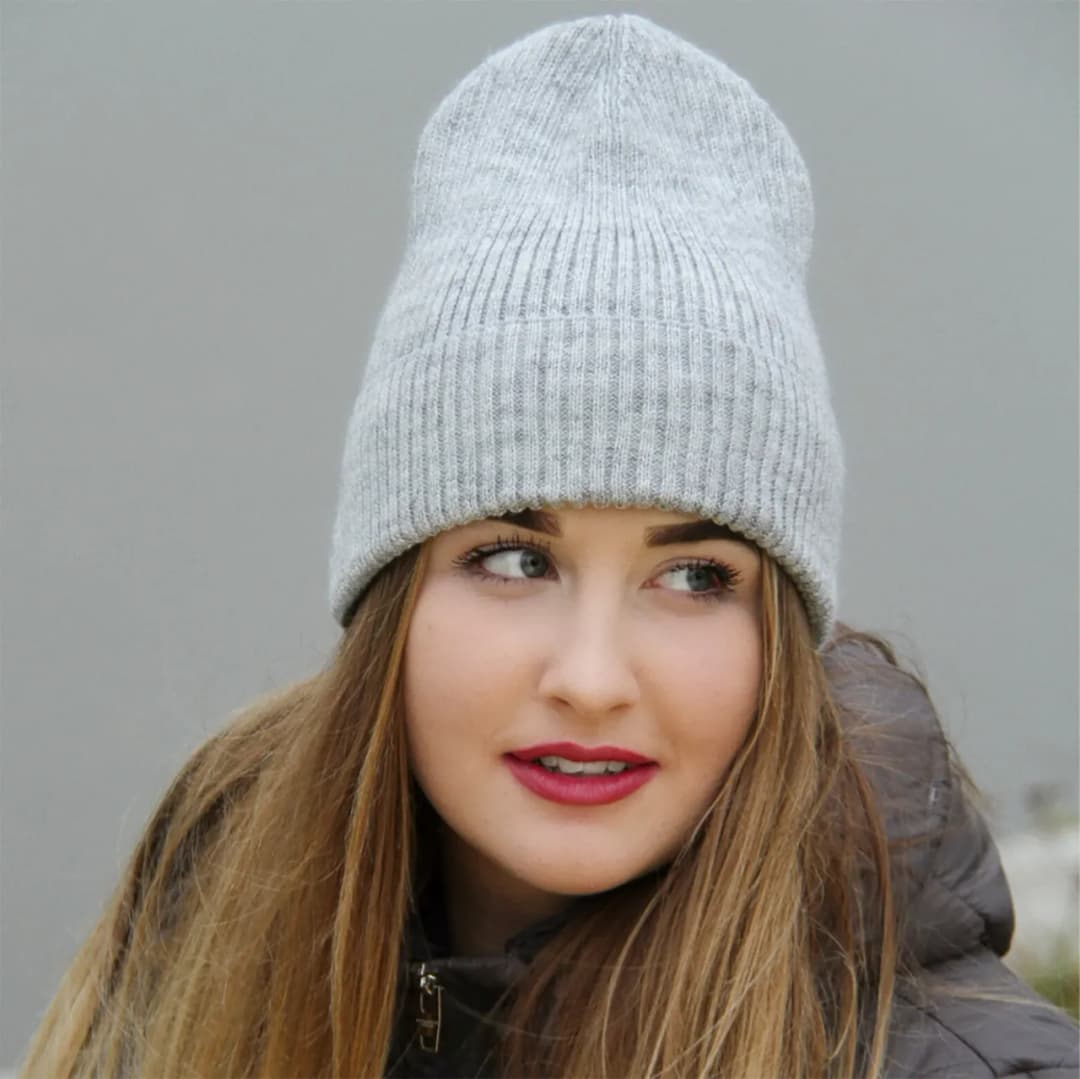 Jaka czapka na dużą głowę? Wybierz idealny model dla siebie