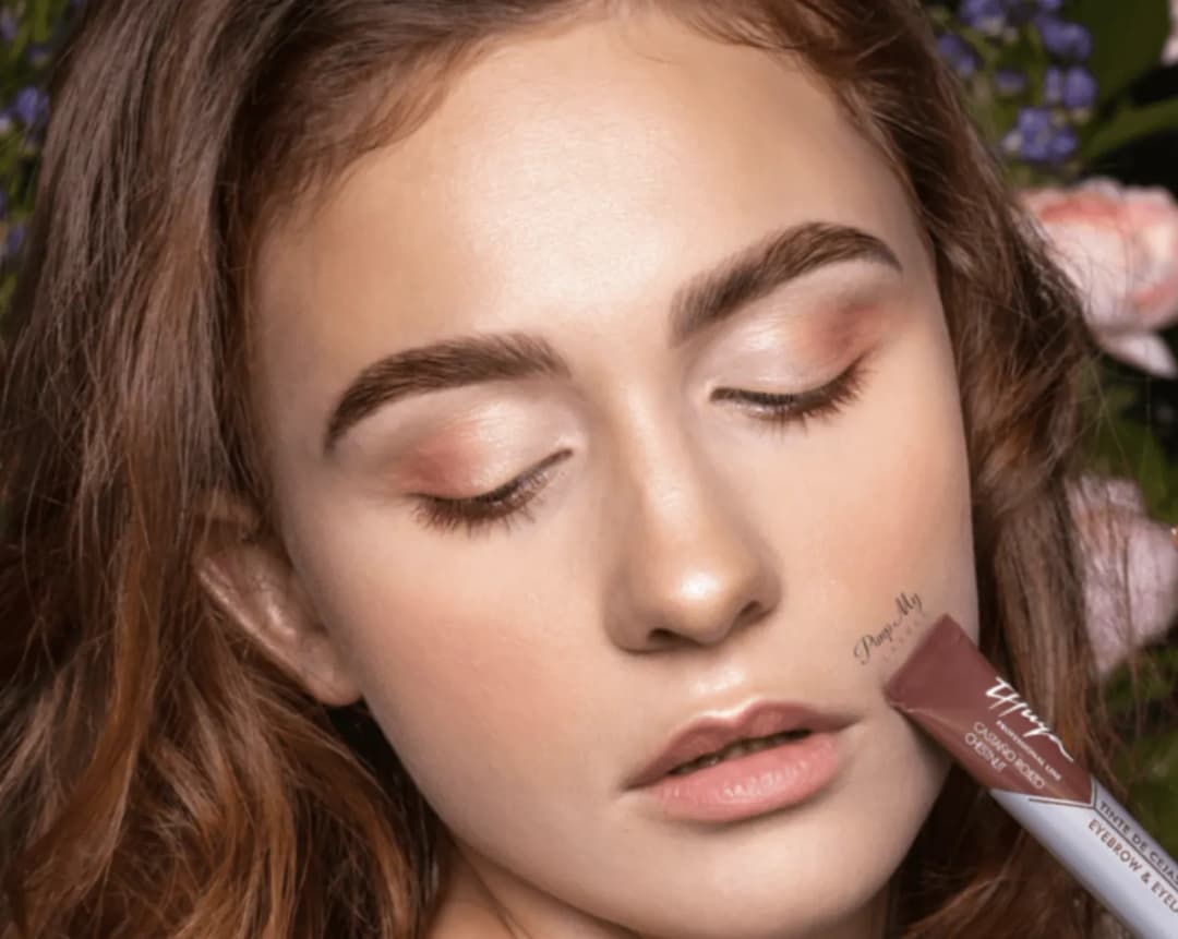 Co trzeba wiedzieć o stylizacji brwi farbką?