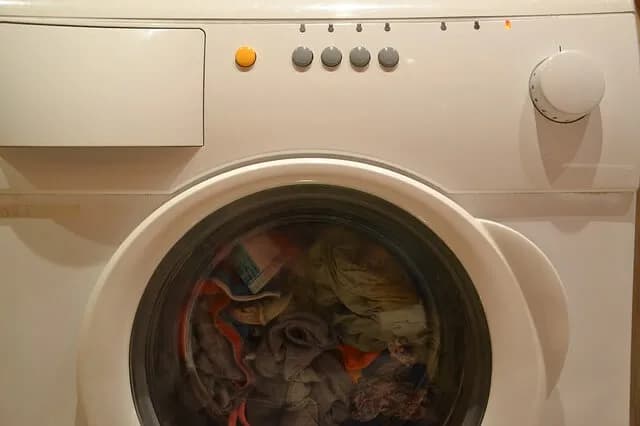 Co zrobić, żeby ubrania nie farbowały? 6 skutecznych sposobów na uniknięcie problemu