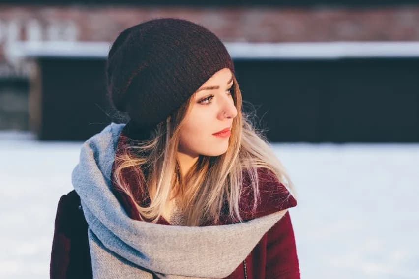 Jak się ubrać modnie zimą – trendy, stylizacje i kluczowe akcesoria